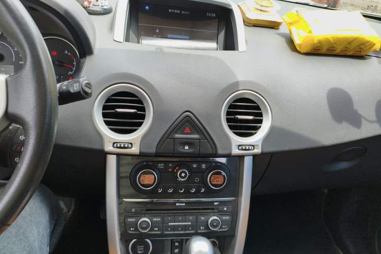 Used Renault Koleos 2014 Revised Version 2.0L Two-Wheel Drive Fashion Edition Audio And AC Panel