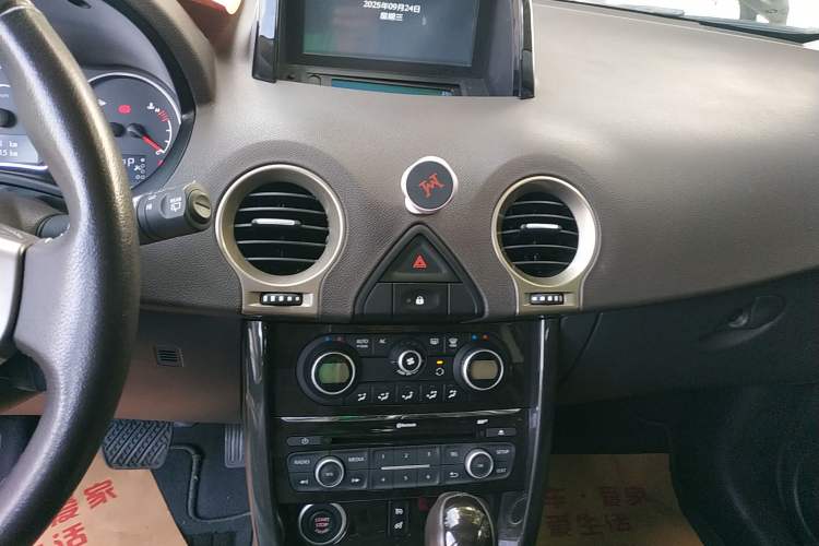 Used Renault Koleos 2014 Revised Version 2.5L Two-Wheel Drive Comfort Edition Audio And AC Panel