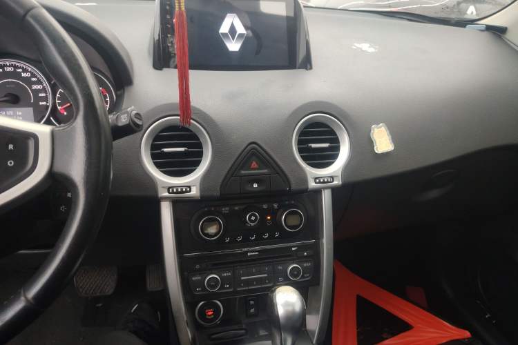 Used Renault Koleos 2014 Revised Version 2.0L Two-Wheel Drive Fashion Edition Audio And AC Panel