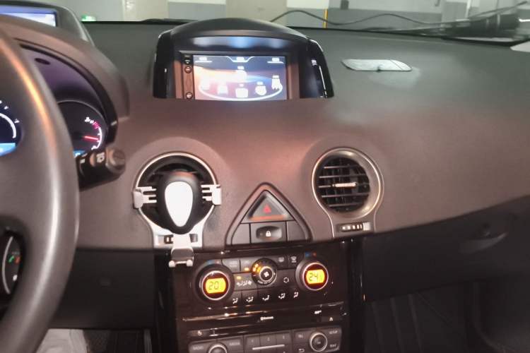 Used Renault Koleos 2014 2.5L 4x4 Comfort Edition Audio And AC Panel