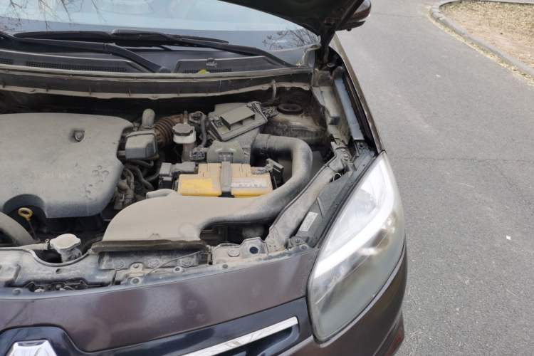 Used Renault Koleos 2014 Revised Version 2.0L Two-Wheel Drive Fashion Edition Engine Bay Left