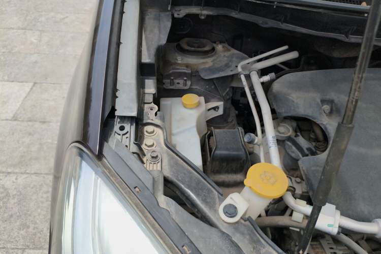 Used Renault Koleos 2014 Revised Version 2.0L Two-Wheel Drive Fashion Edition Engine Bay Right