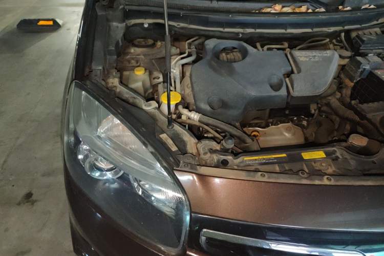 Used Renault Koleos 2014 2.5L 4x4 Comfort Edition Engine Bay Right