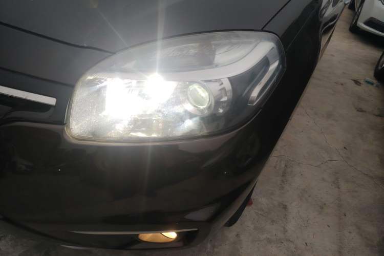 Used Renault Koleos 2014 Revised Version 2.0L Two-Wheel Drive Fashion Edition Left Front Headlight