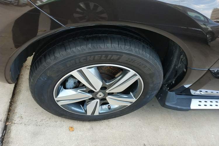 Used Renault Koleos 2014 Revised Version 2.5L Two-Wheel Drive Comfort Edition Left Front Wheel Hub