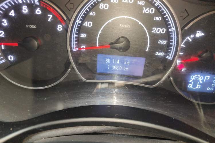 Used Renault Koleos 2014 Revised Version 2.5L Two-Wheel Drive Urban Edition Odometer Close Up