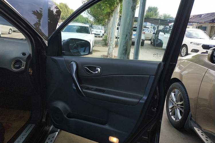 Used Renault Koleos 2014 Revised Version 2.5L Two-Wheel Drive Comfort Edition Right Front Door Interior