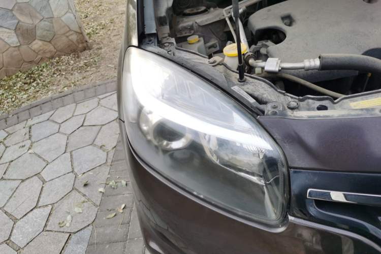 Used Renault Koleos 2014 Revised Version 2.0L Two-Wheel Drive Fashion Edition Right Front Headlight