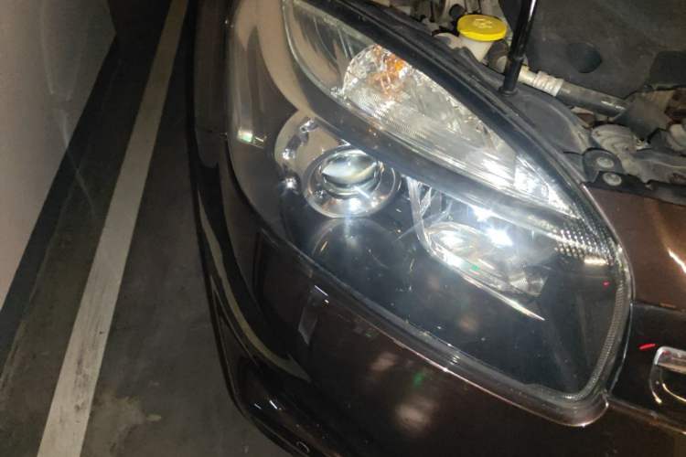 Used Renault Koleos 2014 Revised Version 2.5L Two-Wheel Drive Comfort Edition Right Front Headlight