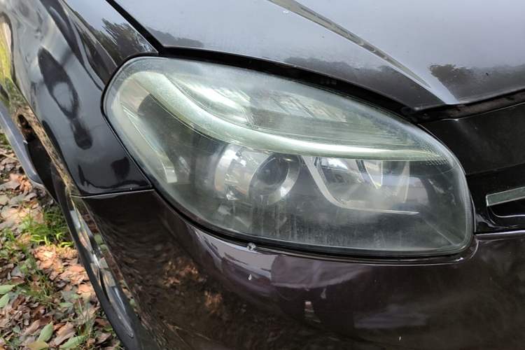 Used Renault Koleos 2014 Revised Version 2.5L Two-Wheel Drive Urban Edition Right Front Headlight
