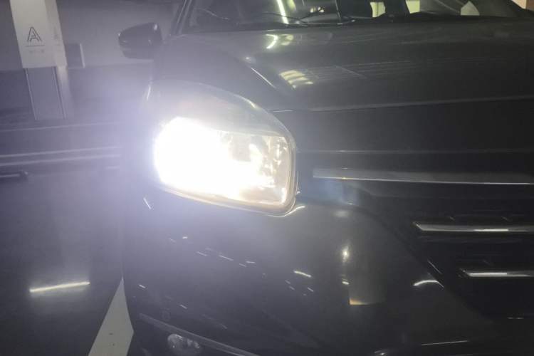 Used Renault Koleos 2014 2.5L 4x4 Comfort Edition Right Front Headlight