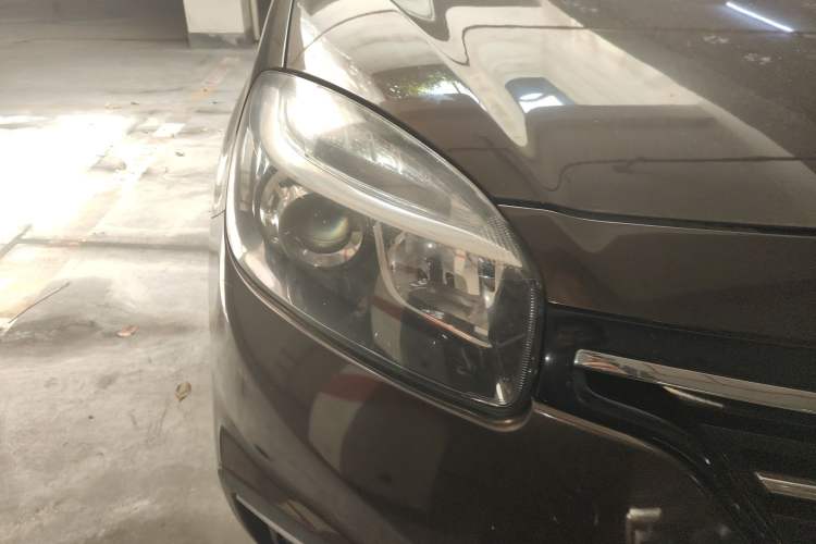 Used Renault Koleos 2014 Revised Version 2.5L Two-Wheel Drive Urban Edition Right Front Headlight