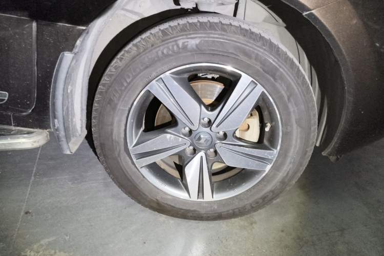 Used Renault Koleos 2014 2.5L 4x4 Comfort Edition Right Front Wheel Hub
