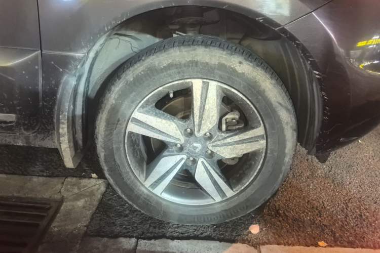 Used Renault Koleos 2014 2.5L 4x4 Comfort Edition Right Front Wheel Hub
