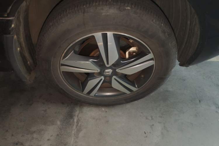 Used Renault Koleos 2014 2.5L 4x4 Comfort Edition Right Front Wheel Hub