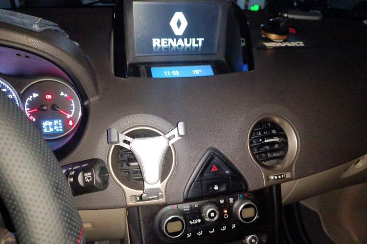 Used Renault Koleos 2014 2.5L 4x4 Comfort Edition Audio And AC Panel