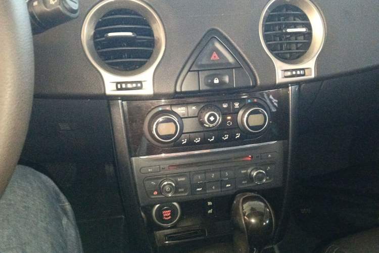 Used Renault Koleos 2014 2.0L Two-Wheel Drive Comfort Edition Audio And AC Panel
