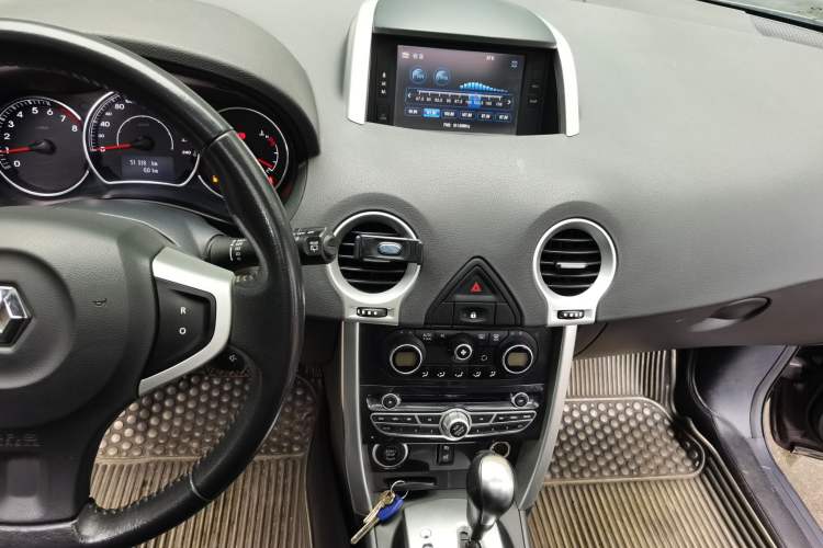 Used Renault Koleos 2014 Revised Version 2.0L Two-Wheel Drive Fashion Edition Audio And AC Panel