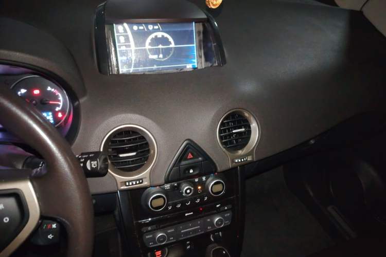 Used Renault Koleos 2014 Revised Version 2.0L Two-Wheel Drive Fashion Edition Audio And AC Panel