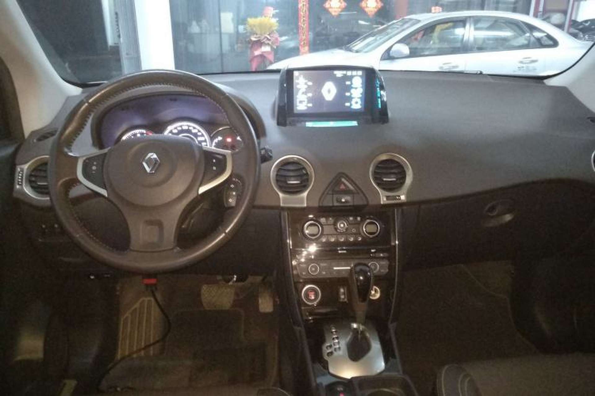 Used Renault Koleos 2014 2.0L Two-Wheel Drive Comfort Edition Center Console