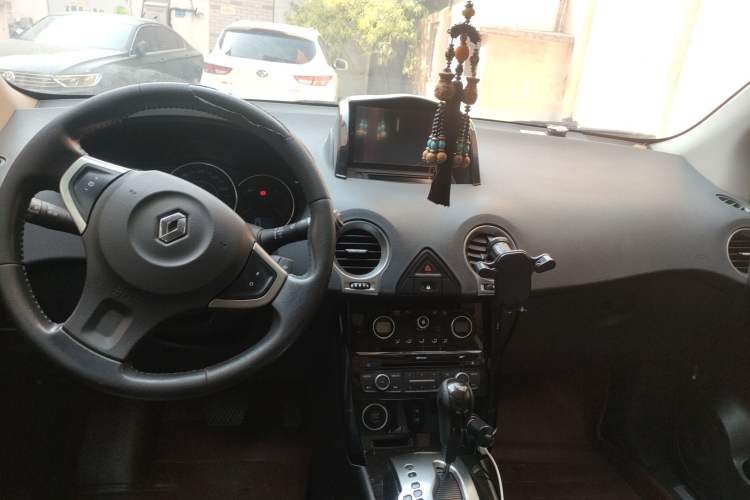 Used Renault Koleos 2014 2.0L Two-Wheel Drive Comfort Edition Center Console