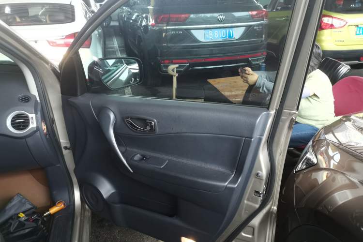 Used Renault Koleos 2014 Revised Version 2.0L Two-Wheel Drive Fashion Edition Right Front Door Interior