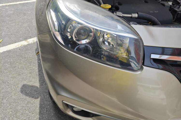 Used Renault Koleos 2014 Revised Version 2.0L Two-Wheel Drive Fashion Edition Right Front Headlight