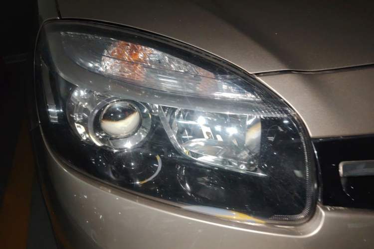 Used Renault Koleos 2014 Revised Version 2.0L Two-Wheel Drive Fashion Edition Right Front Headlight