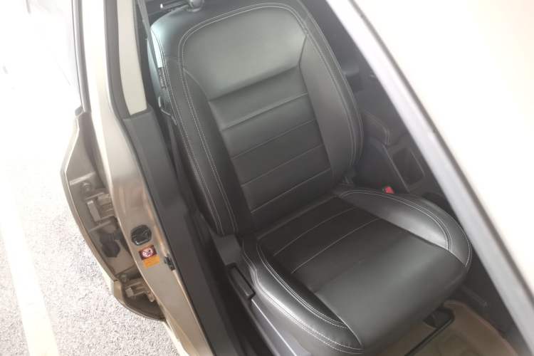 Used Renault Koleos 2014 Revised Version 2.0L Two-Wheel Drive Fashion Edition Right Front Seat