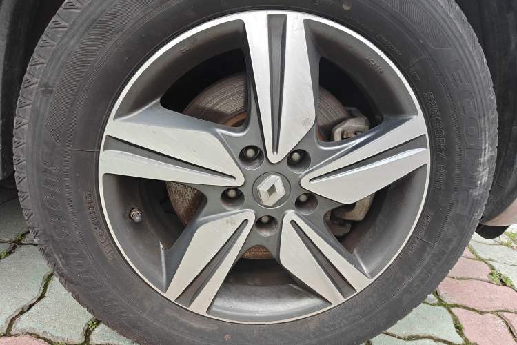 Used Renault Koleos 2014 Revised Version 2.5L Two-Wheel Drive Comfort Edition Right Front Wheel Hub