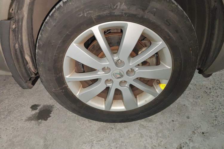 Used Renault Koleos 2014 Revised Version 2.0L Two-Wheel Drive Standard Edition Right Front Wheel Hub