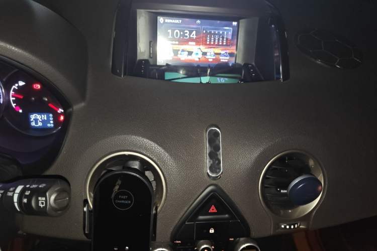 Used Renault Koleos 2014 2.5L 4x4 Comfort Edition Audio And AC Panel