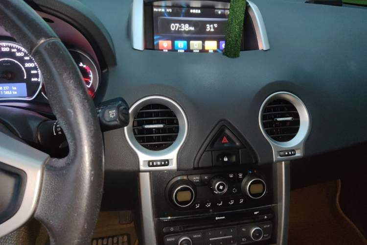 Used Renault Koleos 2014 Revised Version 2.0L Two-Wheel Drive Fashion Edition Audio And AC Panel