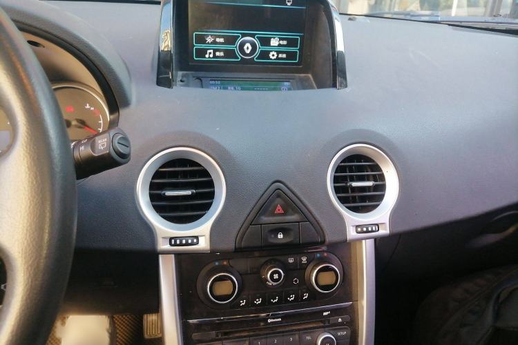 Used Renault Koleos 2014 Revised Version 2.0L Two-Wheel Drive Fashion Edition Audio And AC Panel