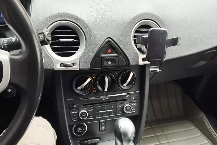 Used Renault Koleos 2014 Revised Version 2.0L Two-Wheel Drive Standard Edition Audio And AC Panel