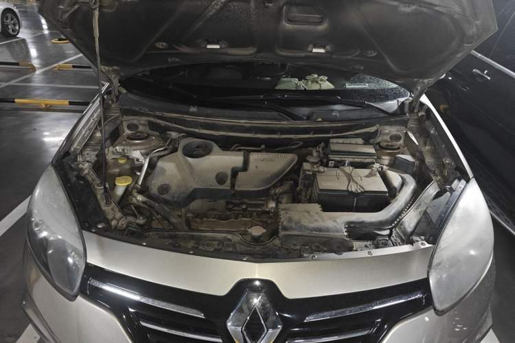 Used Renault Koleos 2014 2.5L 4x4 Comfort Edition Engine Bay