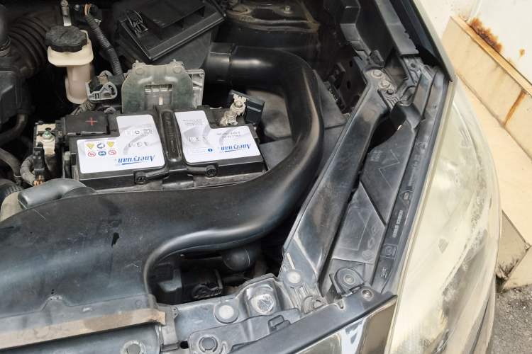Used Renault Koleos 2014 Revised Version 2.0L Two-Wheel Drive Standard Edition Engine Bay Left