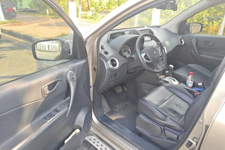 Used Renault Koleos 2014 Revised Version 2.0L Two-Wheel Drive Standard Edition Interior 3