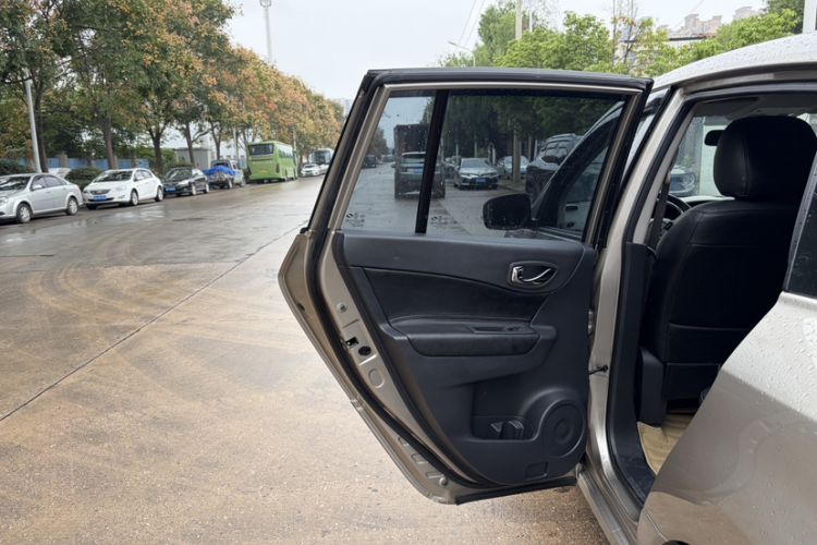 Used Renault Koleos 2014 Revised Version 2.0L Two-Wheel Drive Standard Edition Interior 5