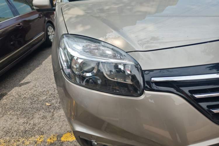 Used Renault Koleos 2014 2.5L Two-Wheel Drive Comfort Edition Right Front Headlight