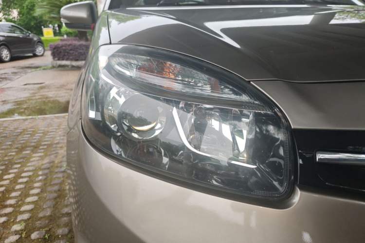 Used Renault Koleos 2014 Revised Version 2.0L Two-Wheel Drive Smart Enjoyment Edition Right Front Headlight