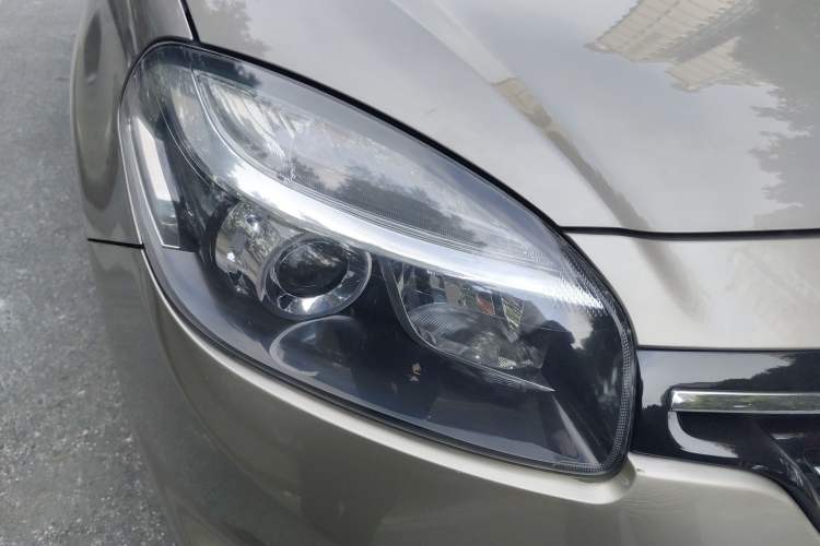 Used Renault Koleos 2014 2.5L Two-Wheel Drive Comfort Edition Right Front Headlight
