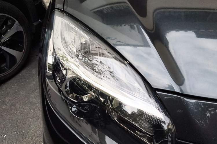 Used Renault Koleos 2014 Revised Version 2.0L Two-Wheel Drive Standard Edition Right Front Headlight