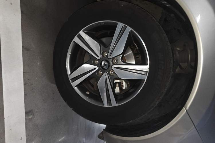 Used Renault Koleos 2014 2.5L 4x4 Comfort Edition Right Front Wheel Hub