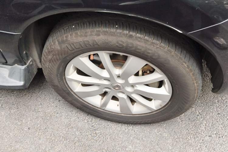 Used Renault Koleos 2014 Revised Version 2.0L Two-Wheel Drive Standard Edition Right Front Wheel Hub