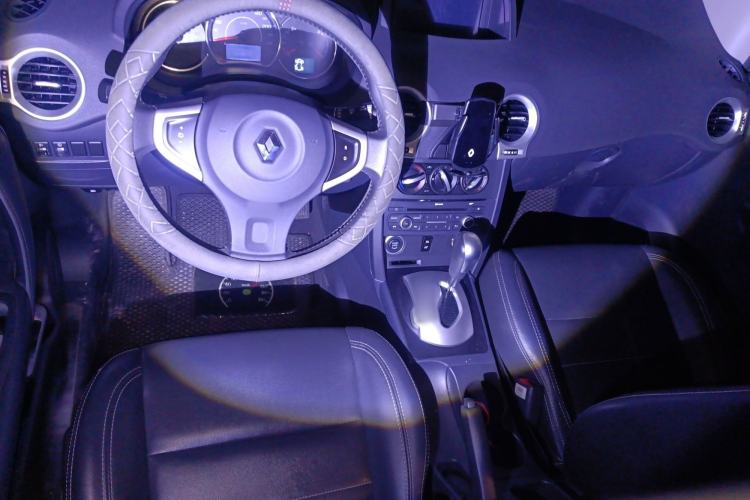 Used Renault Koleos 2014 Revised Version 2.0L Two-Wheel Drive Standard Edition Center Console
