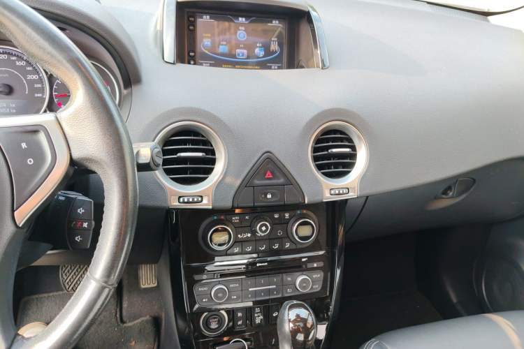 Used Renault Koleos 2014 2.5L 4x4 Comfort Edition Audio And AC Panel