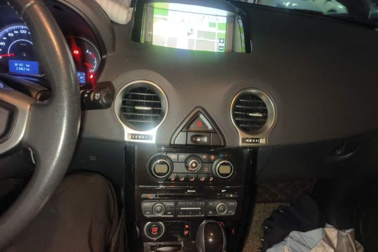 Used Renault Koleos 2014 Revised Version 2.0L Two-Wheel Drive Fashion Edition Audio And AC Panel