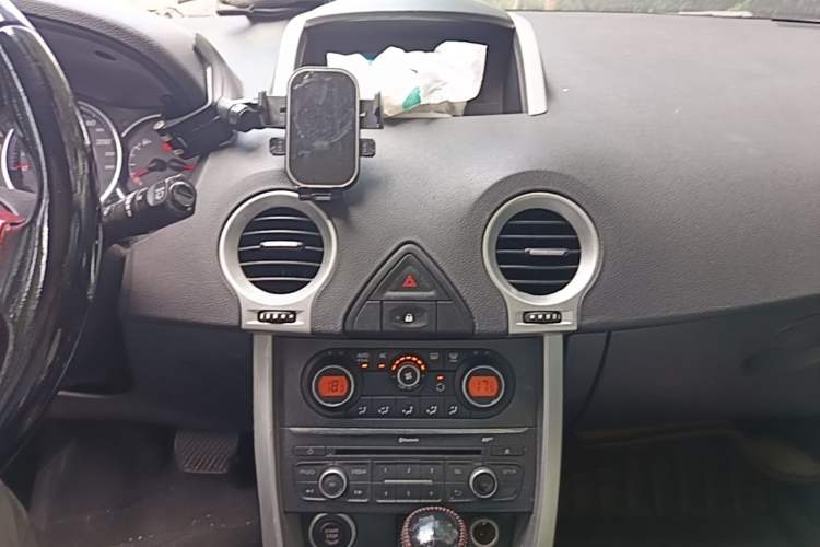 Used Renault Koleos 2014 2.0L Two-Wheel Drive Fashion Edition Audio And AC Panel