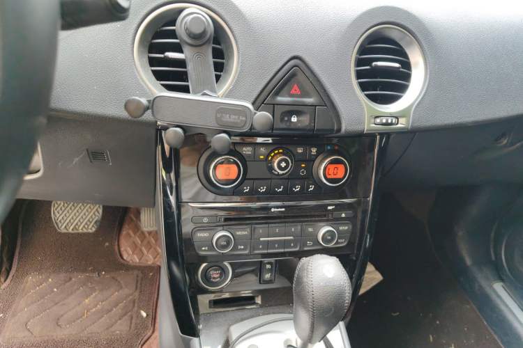 Used Renault Koleos 2014 2.5L Two-Wheel Drive Comfort Edition Audio And AC Panel
